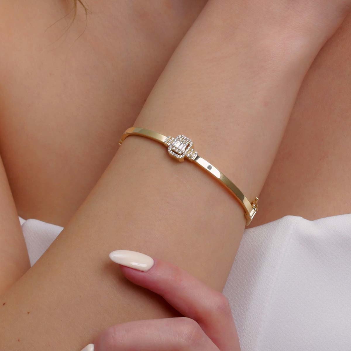 Baget Taşlı Altın Kelepçe Bileklik