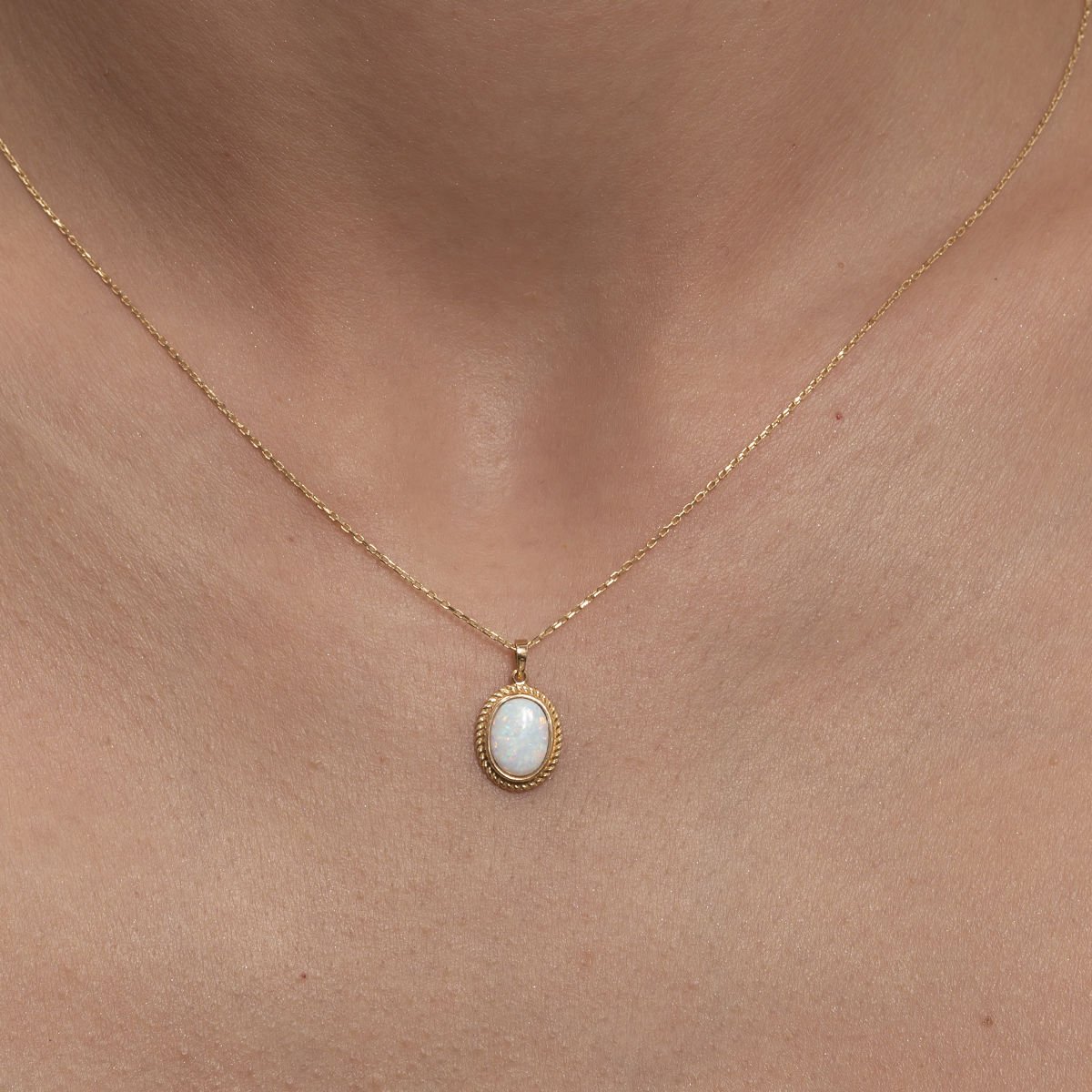 Beyaz Taş Altın Kolye